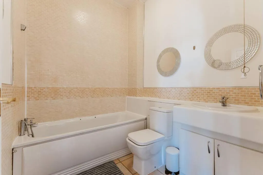 Comfortable Double Room For Your London Getaway Apartment
