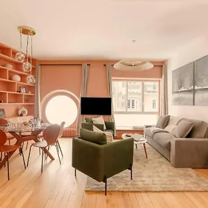 Modern 2 Bedrooms Near Louvre , Paris France